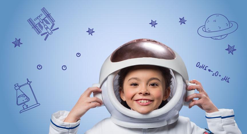 女孩穿着白色太空服，戴着一顶敞开的头盔，手臂上有海军蓝的条纹，抱着她的头.